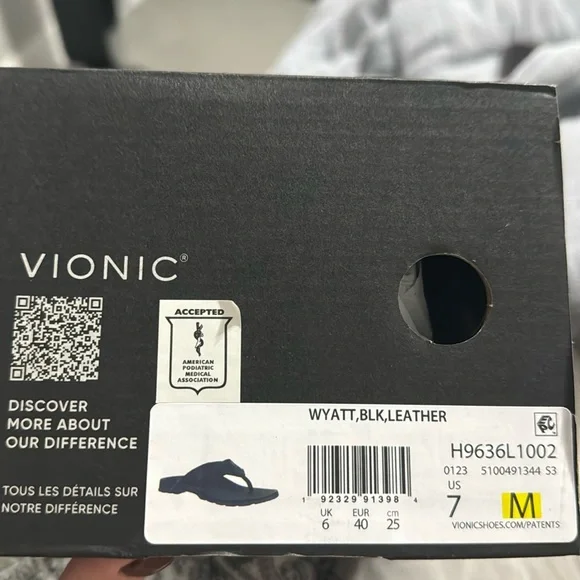 Brand new Vionic, men’s leather flip flops. never worn. New in box. Size 7M - Picture 2 of 4